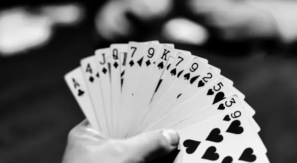 Gra karciana to nie loteria. Dlaczego gracze postrzegają siebie jako strategów?