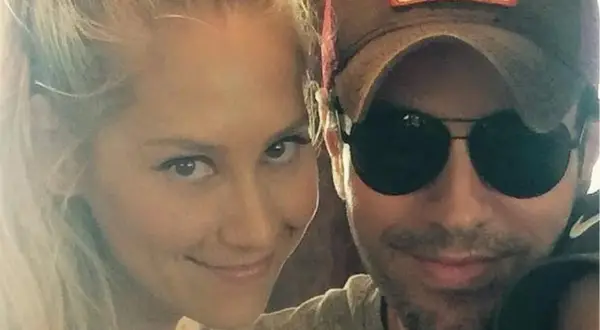 Z kim teraz jest Enrique Iglesias? Poznaj jego związek z Anną Kurnikową
