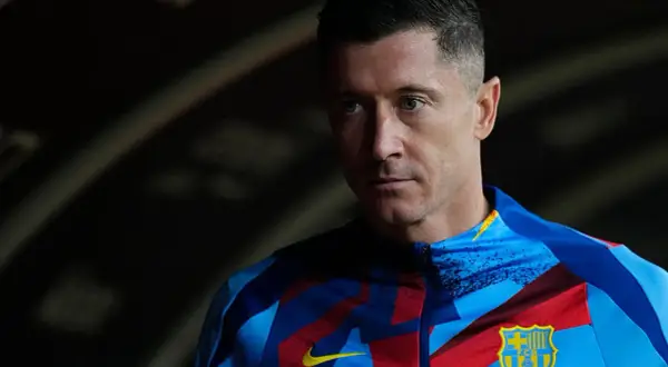 Robert Lewandowski w stroju FC Barcelony. Jego spojrzenie sugeruje, że odkrywa sekrety drzewa genealogicznego najpopularniejszego polskiego piłkarza.