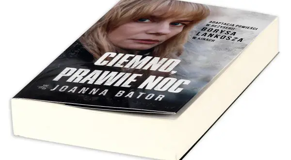 Okładka książki "Ciemno, prawie noc" Joanny Bator, która odkrywa mroczne sekrety przodków znanej pisarki kryminałów.