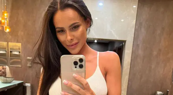 Kobieta robi selfie w łazience. Na palcu ma pierścionek, co może sugerować, czy Palion ma żonę.