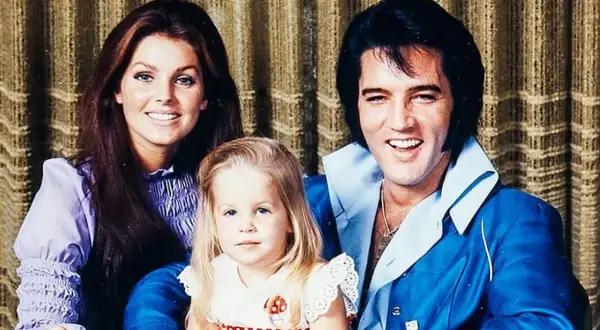 Priscilla Presley z córką Lisą Marie i Elvisem Presleyem. Czy żona Elvisa Presleya żyje? Tak, Priscilla żyje.