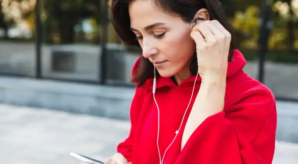 Odkrywanie muzyki cyfrowo: streaming, aplikacje i zasoby online dla fanów rocka