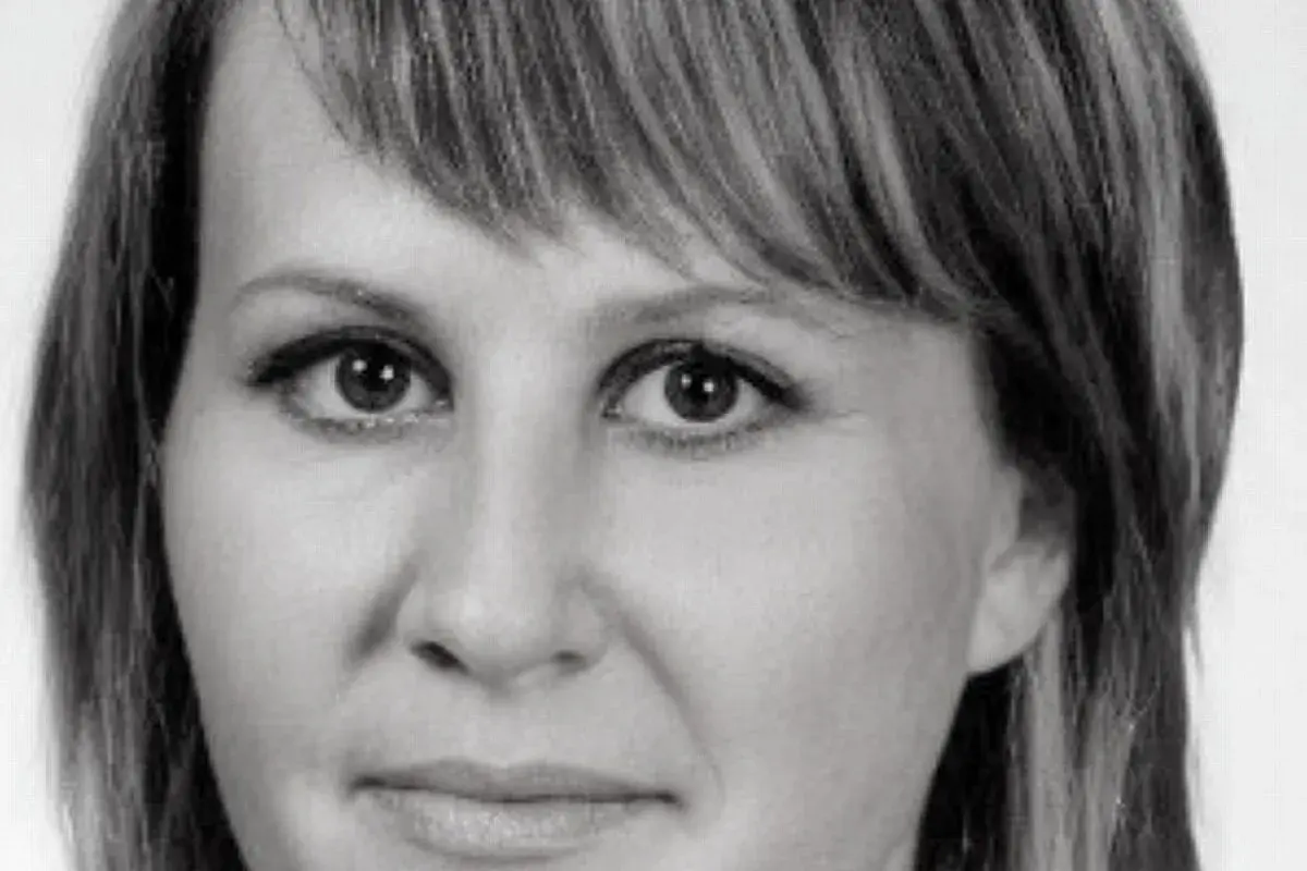 Portret kobiety w czerni i bieli, z widocznymi oczami i fragmentem twarzy.