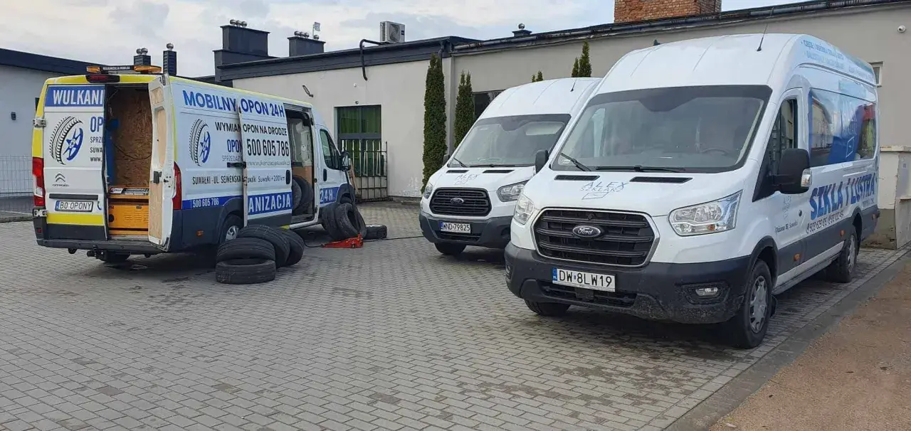 Kruszwil obecnie rozwija firmę Oponly, oferując mobilną wulkanizację 24h. Na zdjęciu widać jego pojazdy i sprzęt.
