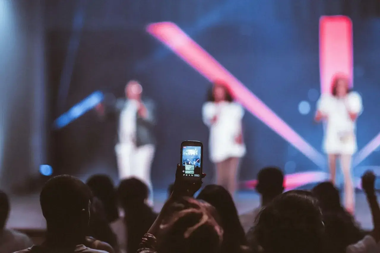 Koncert polskiej gwiazdy pop. Czy warto kupić bilet VIP? Widownia nagrywa występ telefonem.