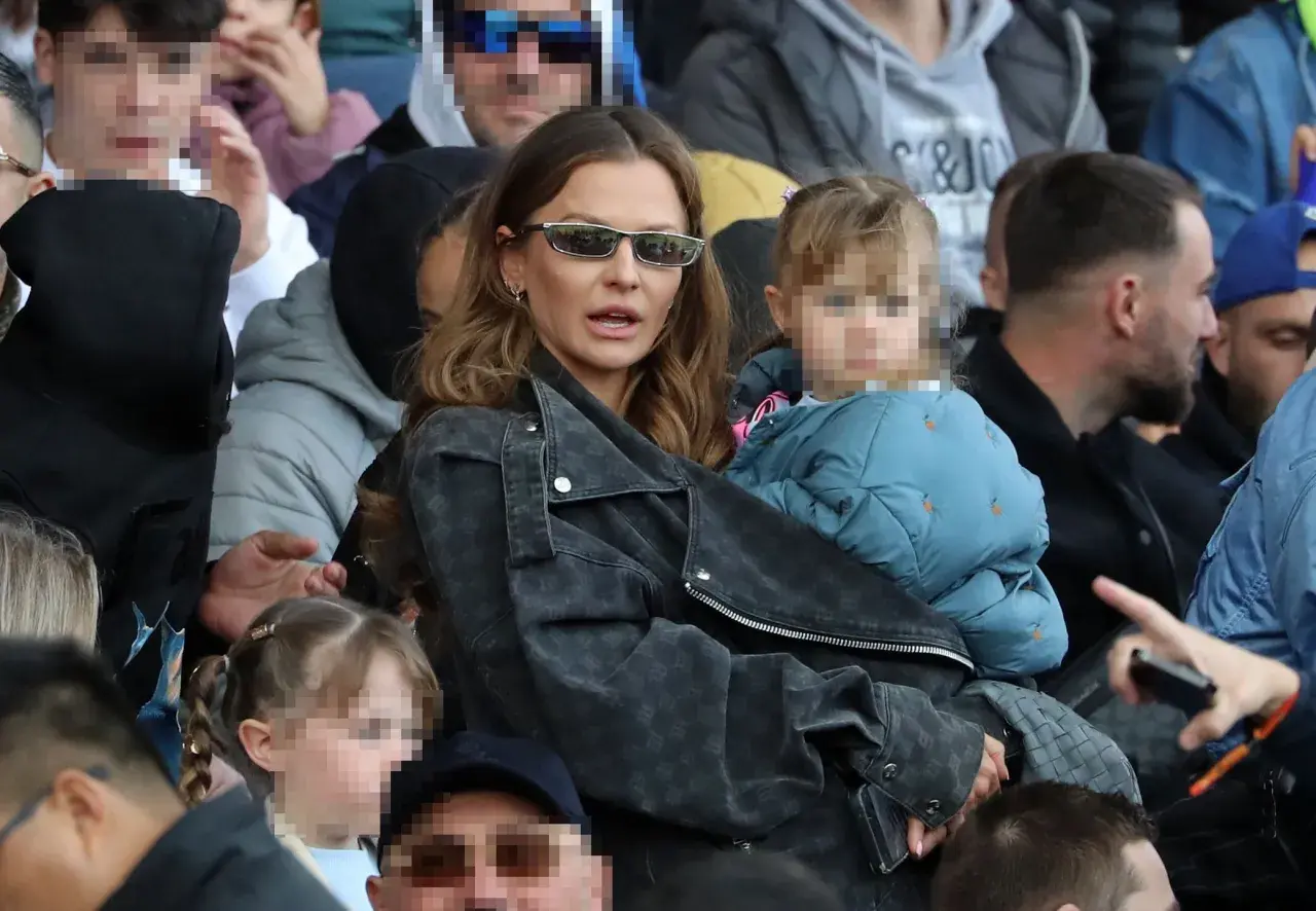 Popularna fit-mama Anna Lewandowska z córką na trybunach. Zastanawiasz się, dlaczego popularna fit-mama przestała pokazywać twarze swoich dzieci?