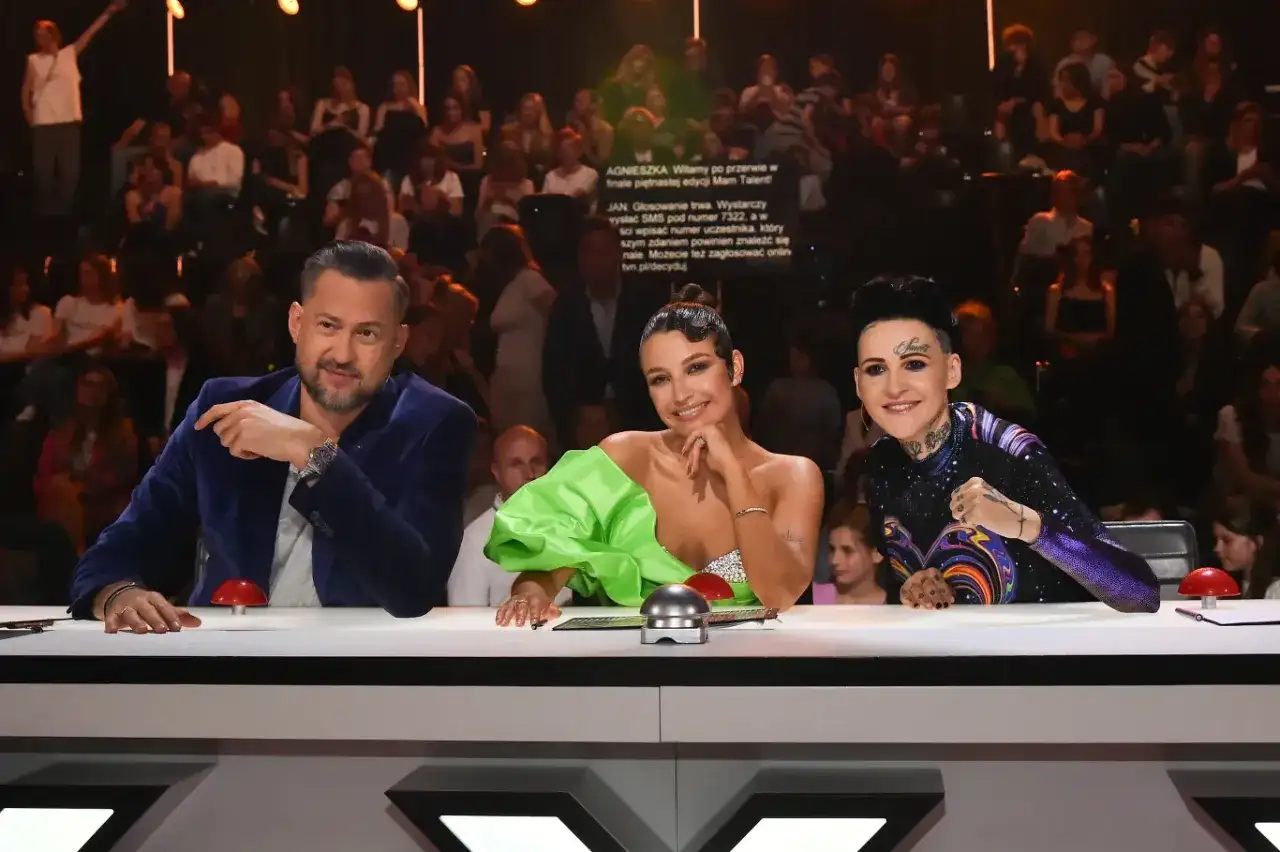 Trójka jurorów talent show siedzi przy stole. Czy to właśnie ich prywatne animozje sprawiają, że nie lubią się nawzajem?