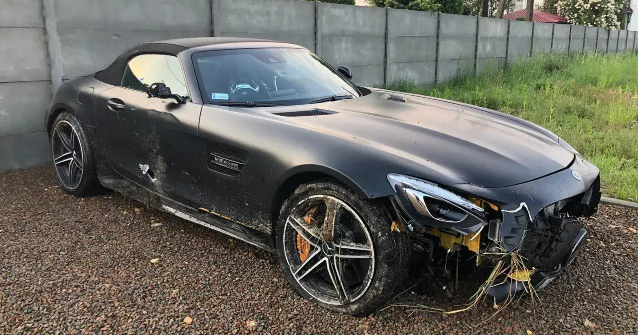 Czarny Mercedes V8 Biturbo po wypadku. Czy to auto gwiazdy, czy tylko leasing reklamowy?