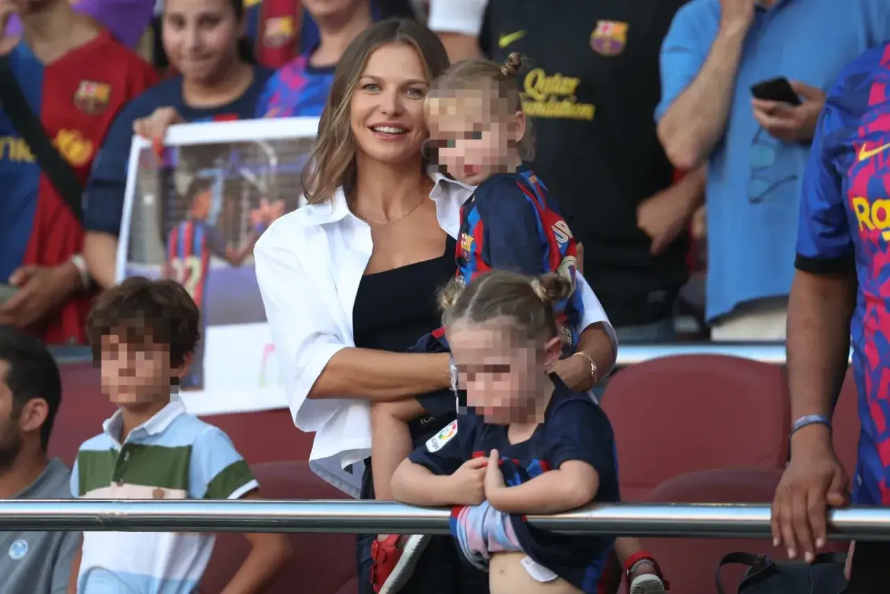 Anna Lewandowska z dziećmi na meczu. Zastanawiasz się, dlaczego popularna fit-mama przestała pokazywać twarze swoich dzieci?
