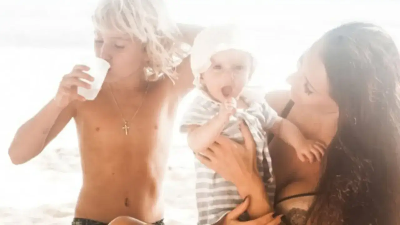 Znana piosenkarka zabrała dziecko w trasę koncertową po Polsce, by pokazać mu piękno kraju. Na plaży z synami.