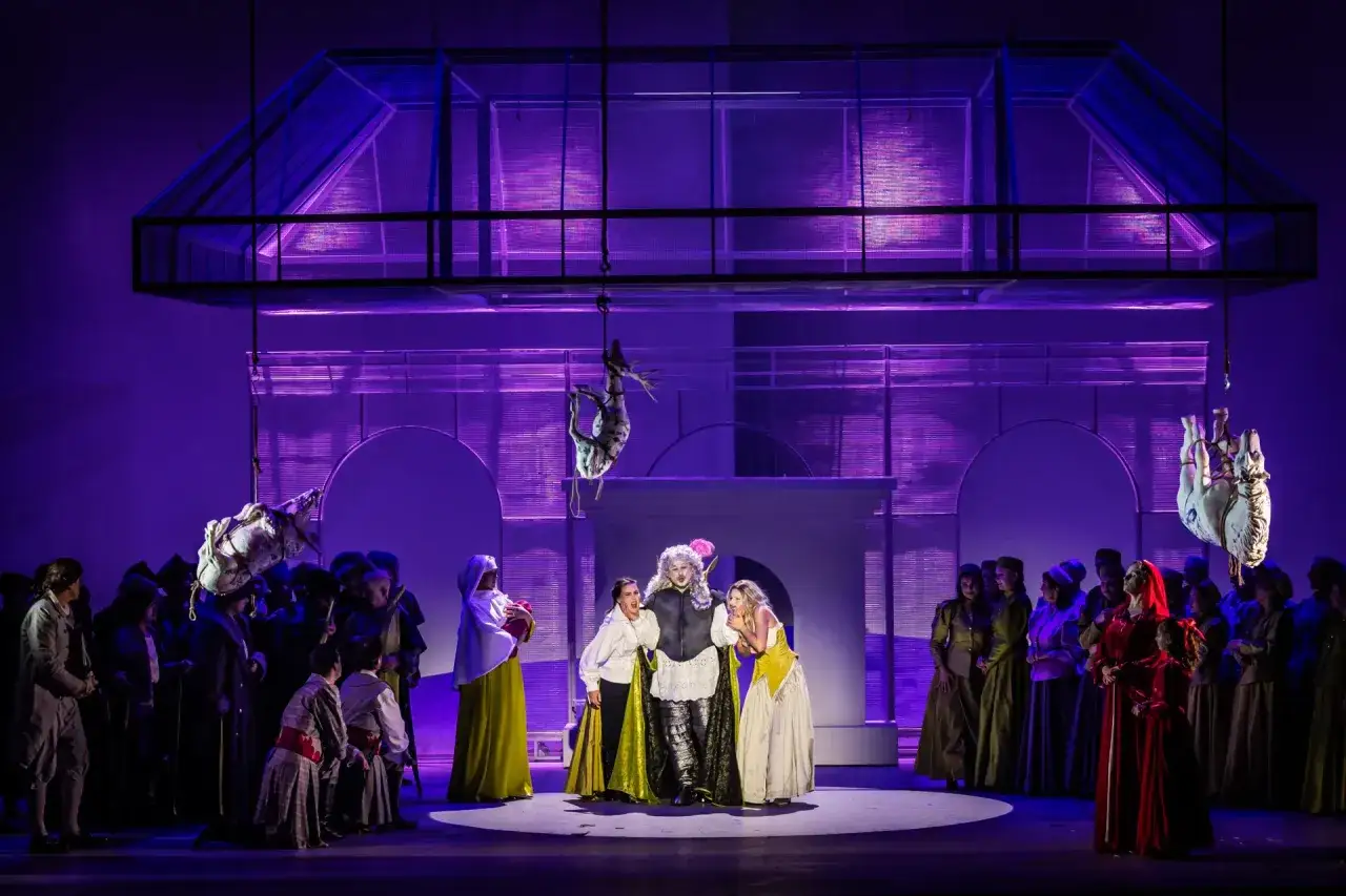 Czy warto kupić bilet na spektakl teatralny z obsadą samych celebrytów? Scena operowa z fioletowym oświetleniem, akrobatka w powietrzu i barwne kostiumy.