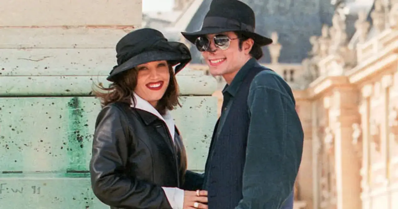 Lisa Marie Presley i jej mąż Michael Jackson w Paryżu, oboje w kapeluszach i okularach przeciwsłonecznych, uśmiechają się do aparatu.