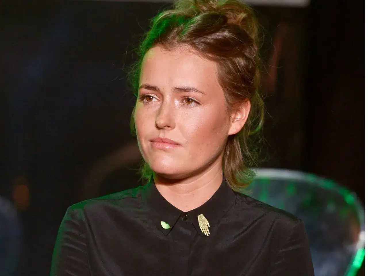 Olga Frycz, wiek nieznany, w czarnej koszuli z broszką w kształcie dłoni.