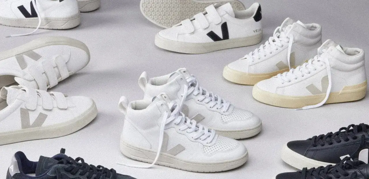 Szczera opinia o butach, które promuje najpopularniejsza polska szafiarka: białe sneakersy Veja, niektóre na rzepy, inne sznurowane, w różnych fasonach.