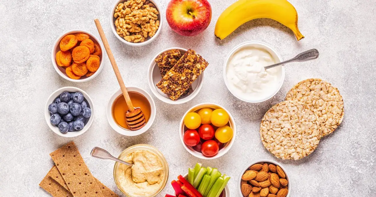 Zdrowe przekąski: orzechy, owoce, jogurt, hummus, batoniki musli. Czy dzieci celebrytów jedzą cukier i fast foody? Raczej nie, gdy mają takie alternatywy.
