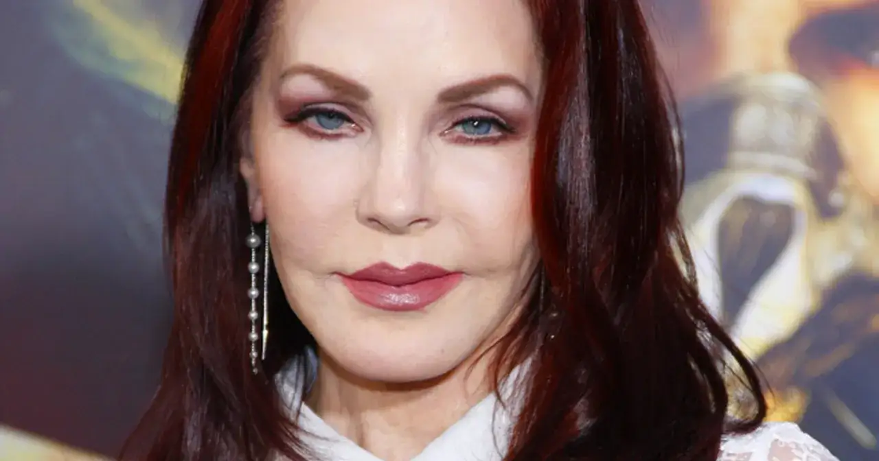 Priscilla Presley, była żona Elvisa Presleya, żyje i prezentuje się elegancko z długimi, ciemnymi włosami i wyrazistym makijażem.
