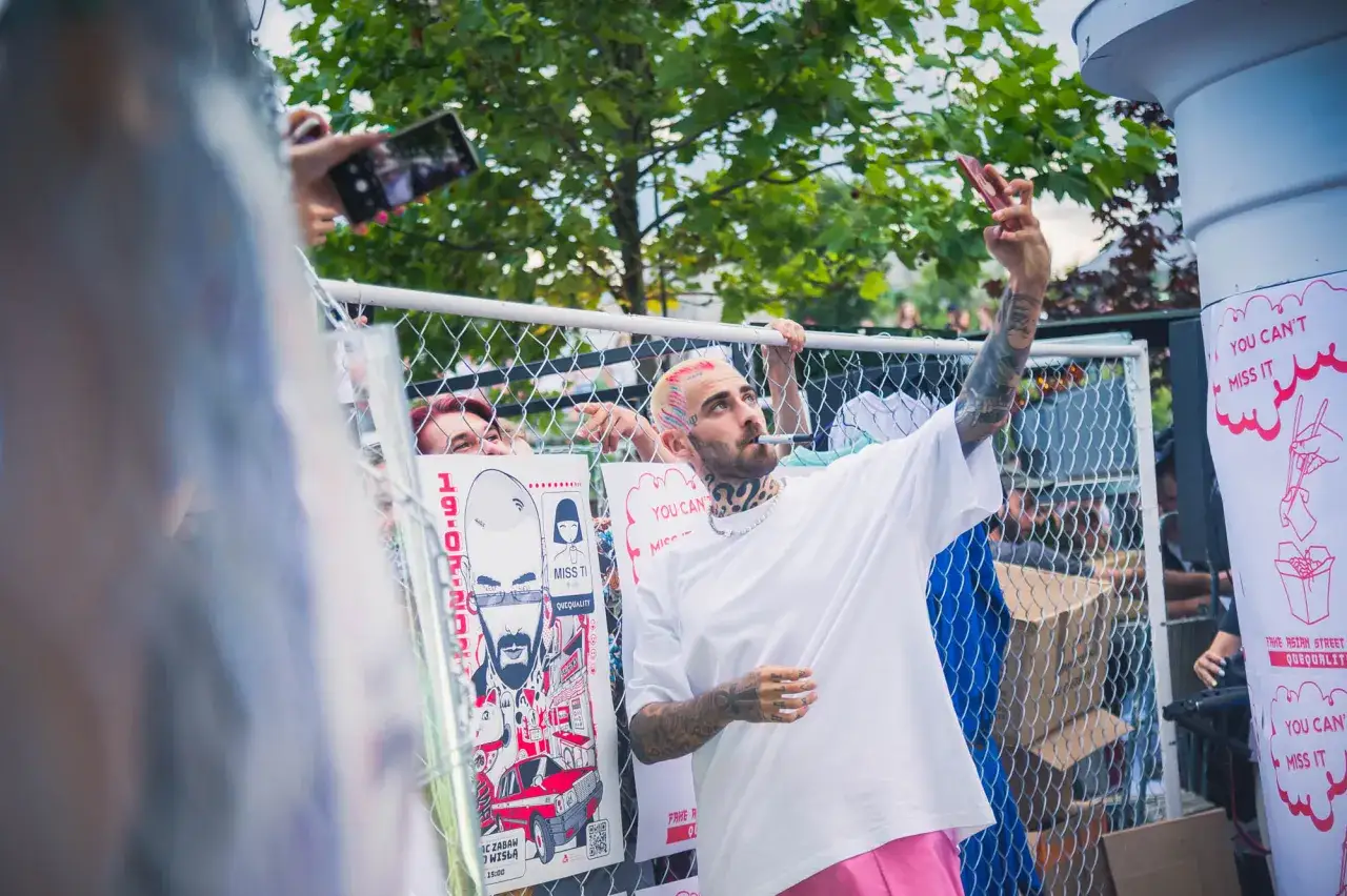 Szczera opinia o winach produkowanych przez znanych polskich muzyków? Może warto sprawdzić, co kryje się za tymi plakatami.