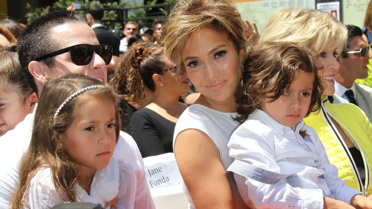 Jennifer Lopez z dziećmi, córką i synem, w otoczeniu innych osób. Czy J.Lo ma dzieci? Tak, ma dwójkę.