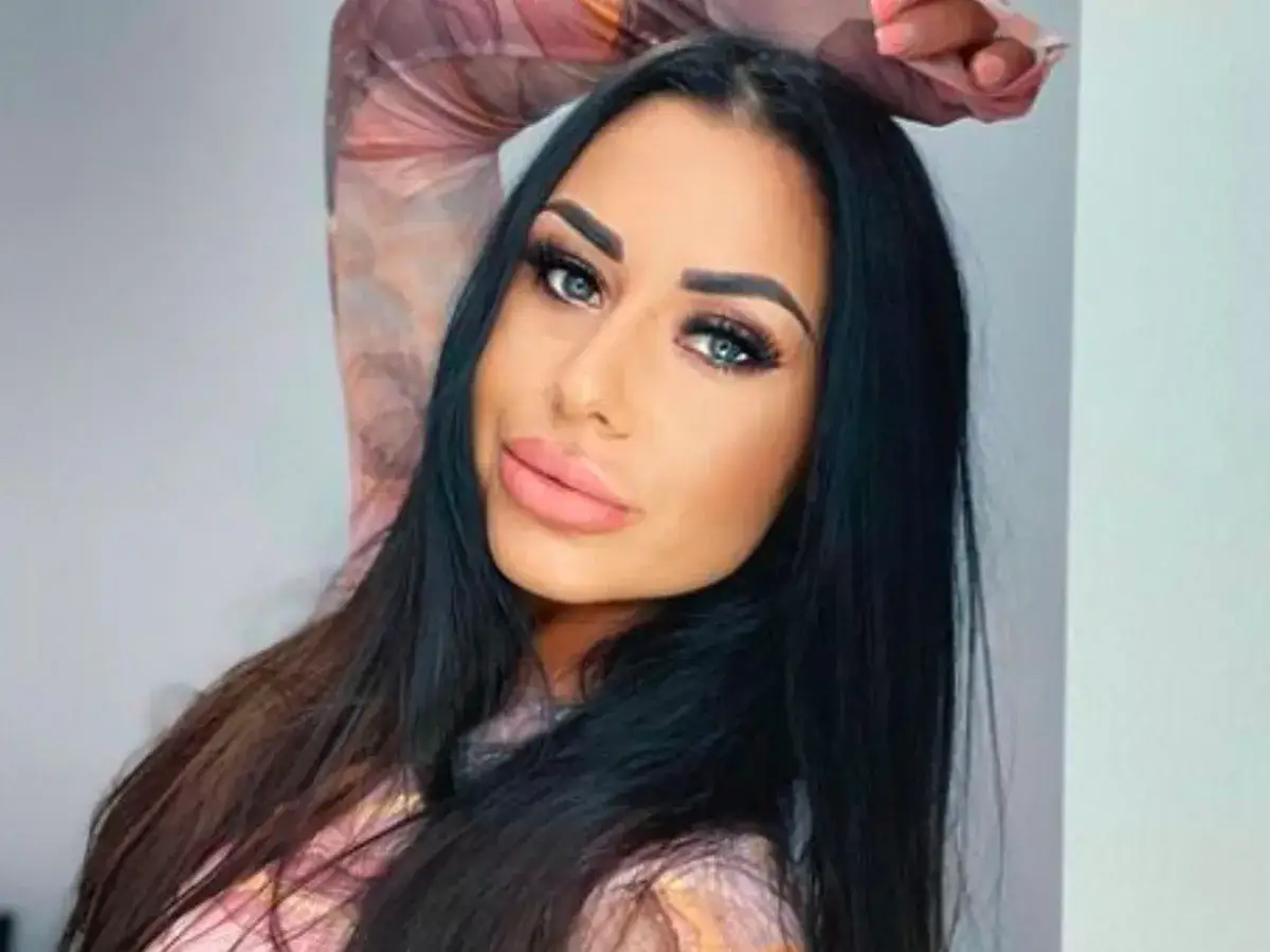 Stella z Love Island w makijażu, z długimi czarnymi włosami i w bluzce z wzorem.