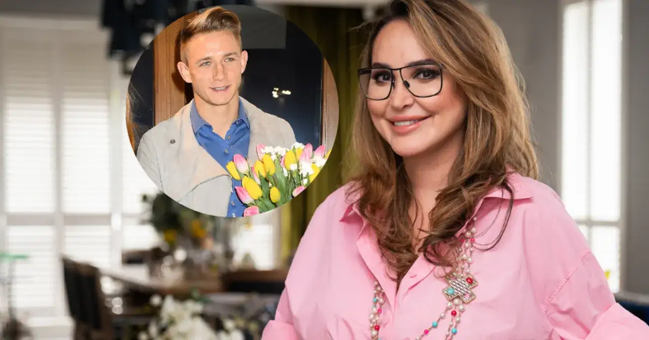 Ewelina Ślotała z mężem, który trzyma bukiet tulipanów.