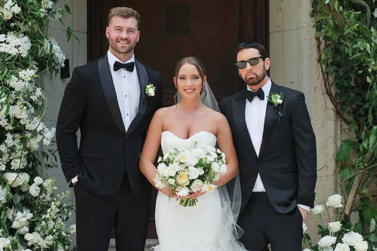 Hailie Jade Scott Mathers z mężem i ojcem, Eminemem, w dniu ślubu.