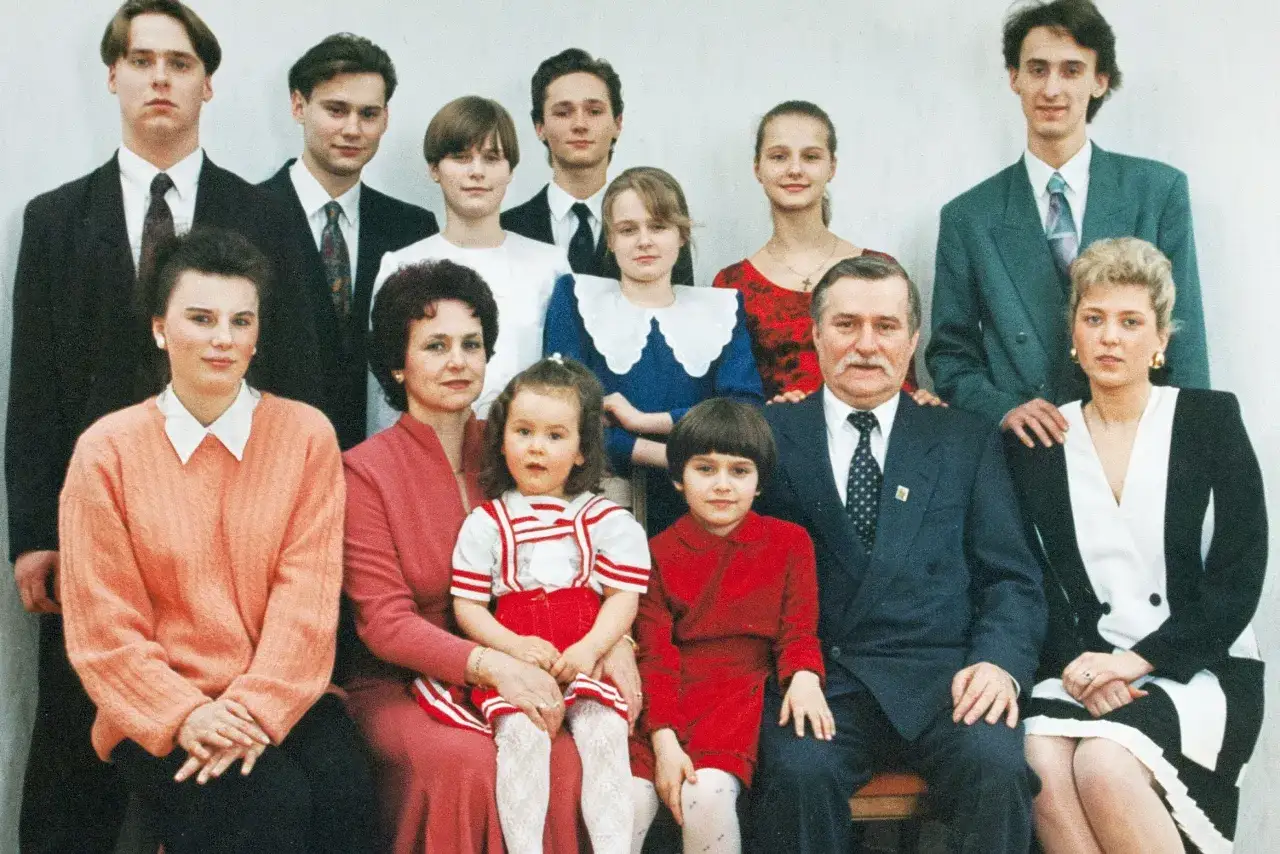 Rodzina Wałęsów, w tym Maria Wiktoria Wałęsa, pozuje do wspólnego zdjęcia.