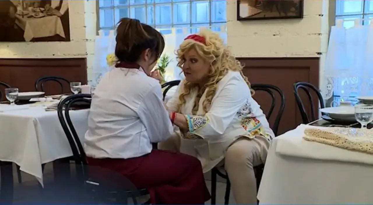Magda Gessler udziela szczerej opinii o smaku dań w swojej nowej restauracji, rozmawiając z pracownicą.