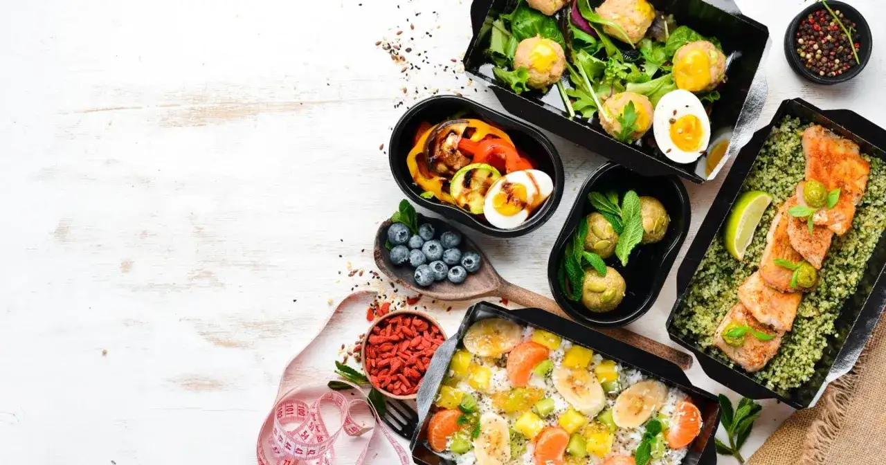 Czy warto kupić catering dietetyczny od najpopularniejszej trenerki fitness? Zobacz zdrowe posiłki: łososia, sałatkę z jajkiem, owoce i warzywa.