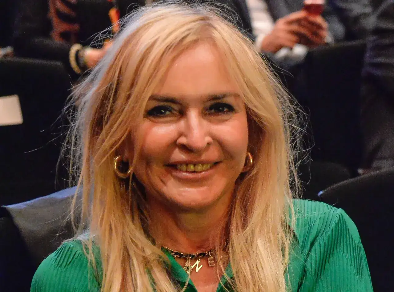 Uśmiechnięta blondynka w zielonej bluzce, z naszyjnikiem z literami. Czy to ona, która wyjaśni, dlaczego znana dziennikarka nagle zniknęła z wizji na pół roku?