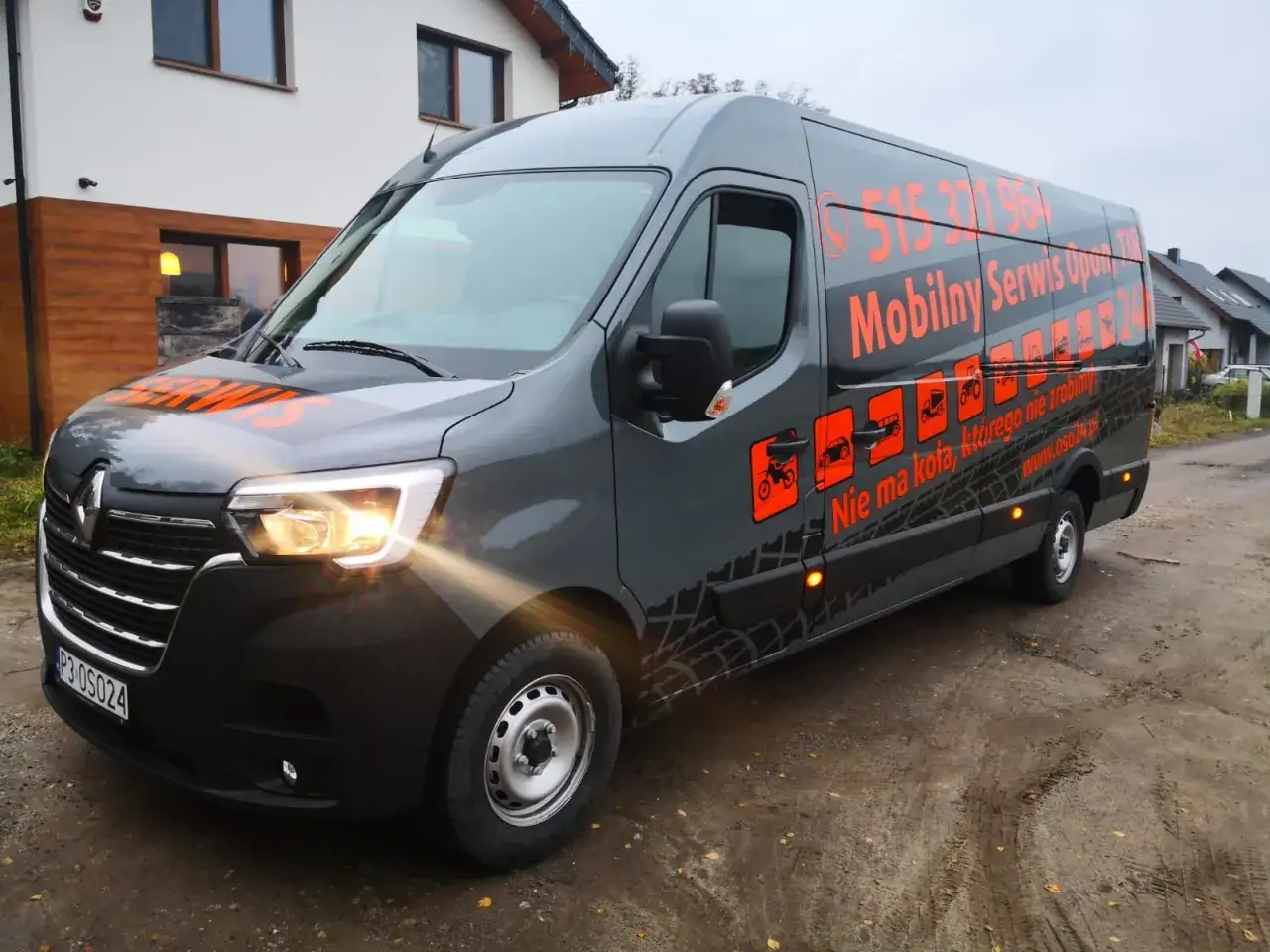 Kruszwil założył firmę Oponly. Na zdjęciu jego mobilny serwis opon w ciemnoszarym vanie z pomarańczowymi napisami i ikonami pojazdów.