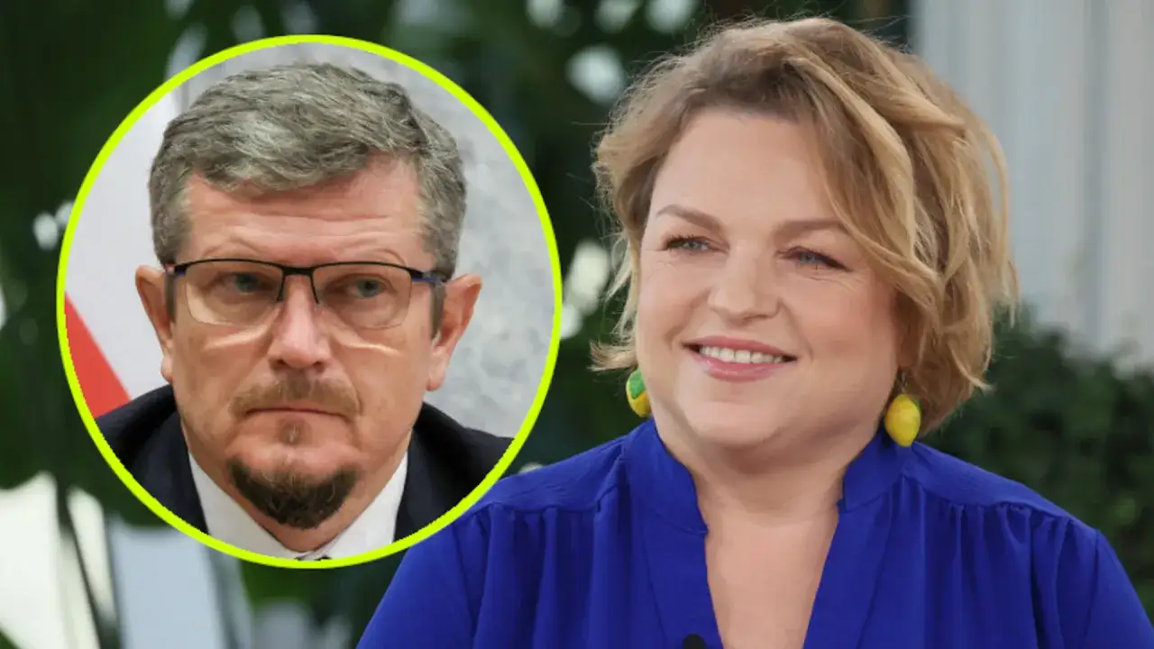 Marcin Bosacki i jego nowa partnerka, uśmiechnięta kobieta w niebieskiej bluzce, na tle zieleni.