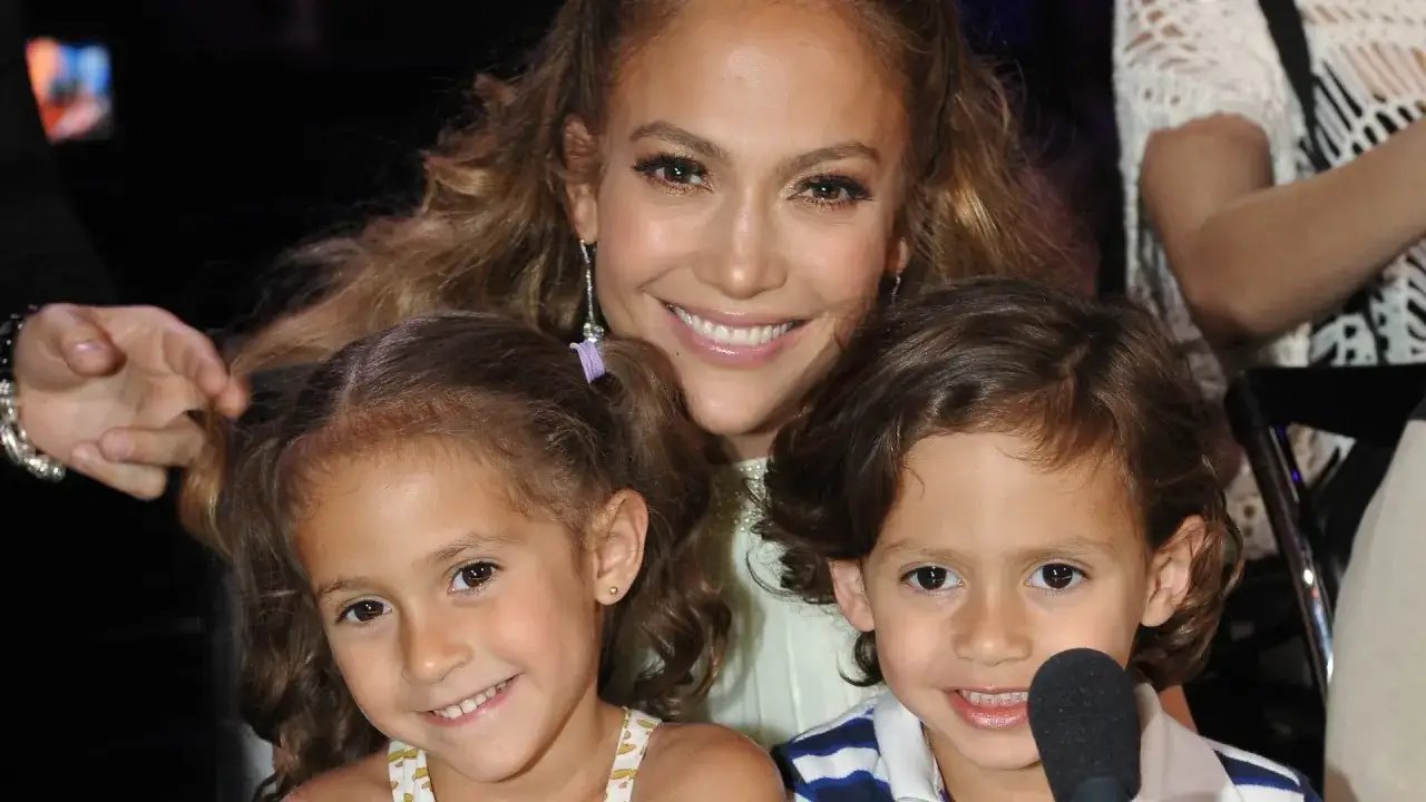 Jennifer Lopez z uśmiechem pozuje z dwójką dzieci, potwierdzając, czy JLo ma dzieci.