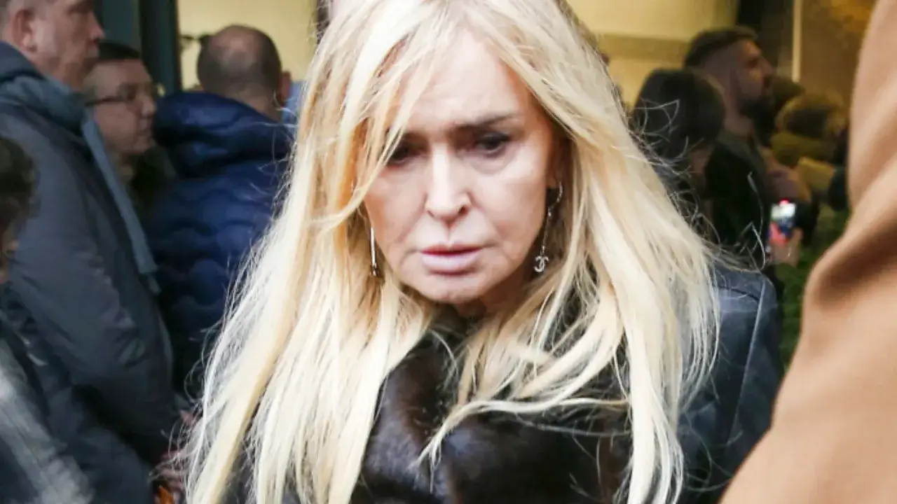Znana dziennikarka z długimi blond włosami, w futrzanym płaszczu, w otoczeniu ludzi. Czy to wyjaśnia, dlaczego znana dziennikarka nagle zniknęła z wizji na pół roku?