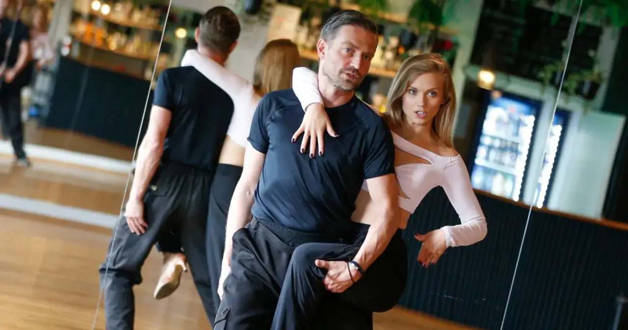 Tancerze w black outfitach ćwiczą układ. Czy to oni zdradzili tajemnicę produkcji największego show tanecznego w Polsce?