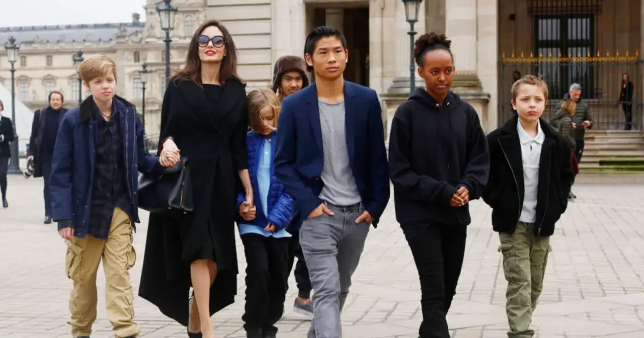Angelina Jolie z dziećmi, w tym Maddoxem, Paxem, Zaharą, Shiloh i Vivienne, na tle Luwru. Czy to właśnie te dzieci są powodem, dlaczego popularna para celebrytów kłóci się o opiekę nad dzieckiem?