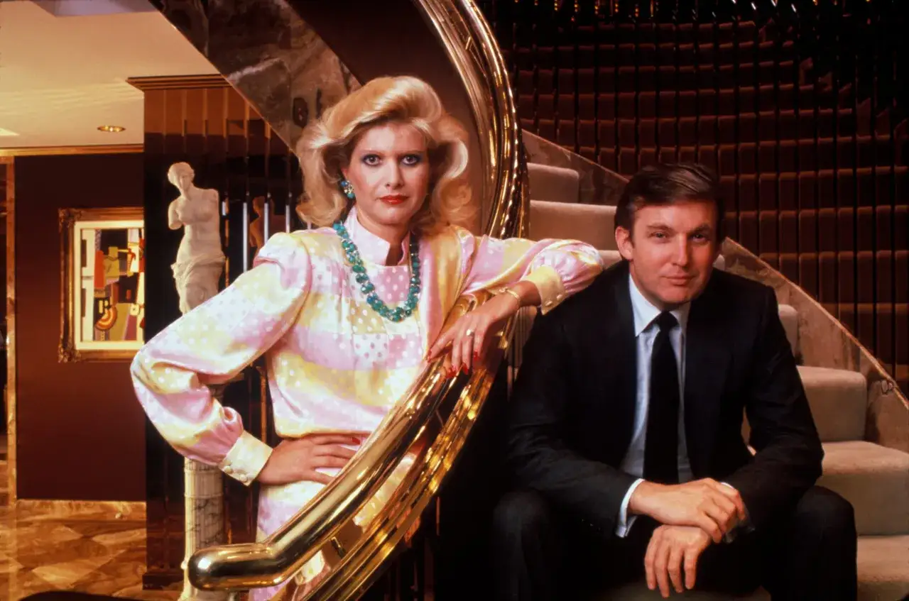 Ivana Trump i Donald Trump pozują przy złotej balustradzie. W tle widać schody i dzieło sztuki.