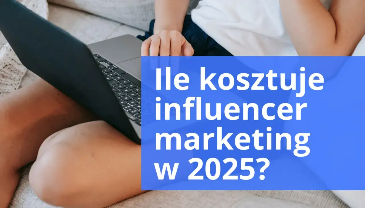 Osoba z laptopem na kolanach, nad nią tekst: