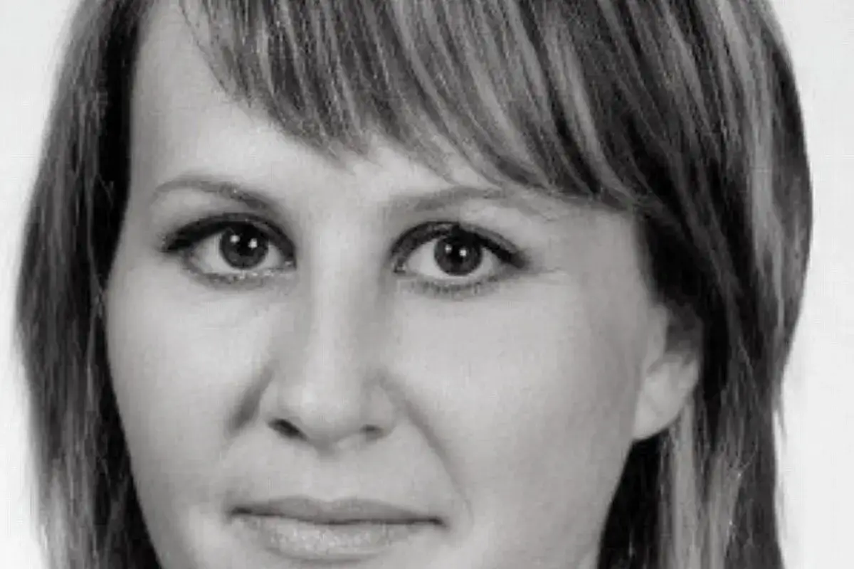 Portret kobiety w czerni i bieli, z widocznymi oczami i fragmentem twarzy.