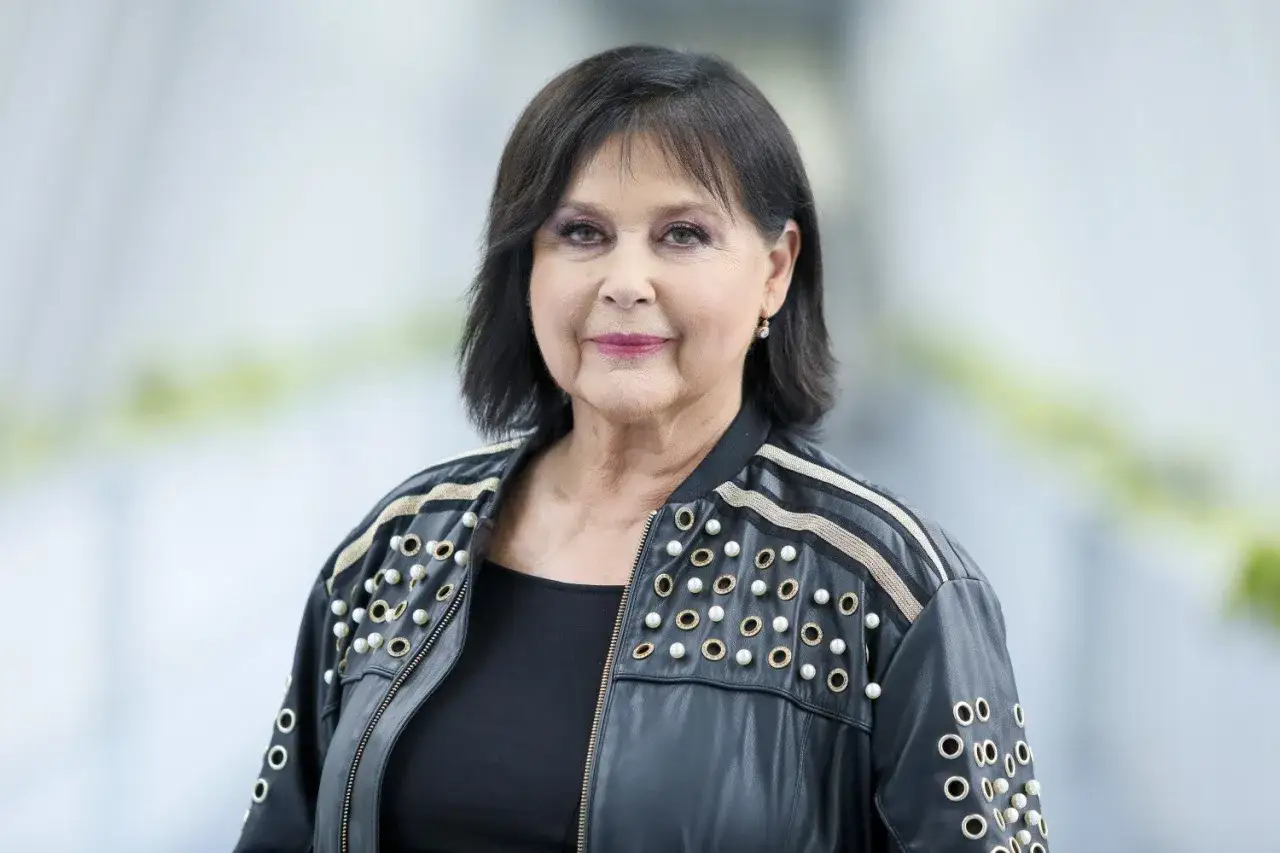 Elegancka prezenterka w skórzanej kurtce z perełkami. Czy to właśnie powód, dlaczego popularna prezenterka nie przyznaje się do swojego prawdziwego wieku i miejsca urodzenia?