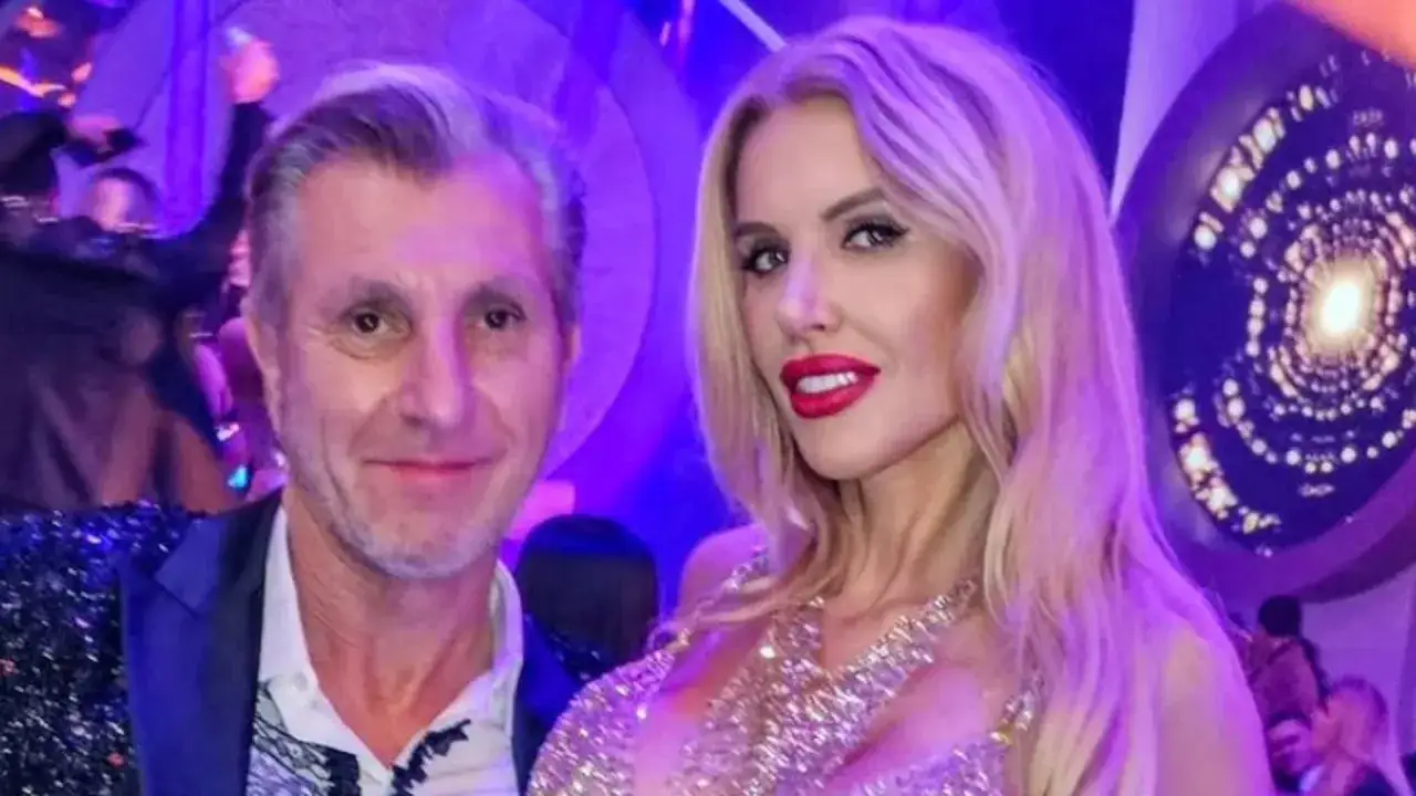 Aneta Glam w olśniewającej kreacji, obok niej mężczyzna. Wiek Anety Glam nie jest widoczny, ale stylizacja sugeruje imprezowy nastrój.