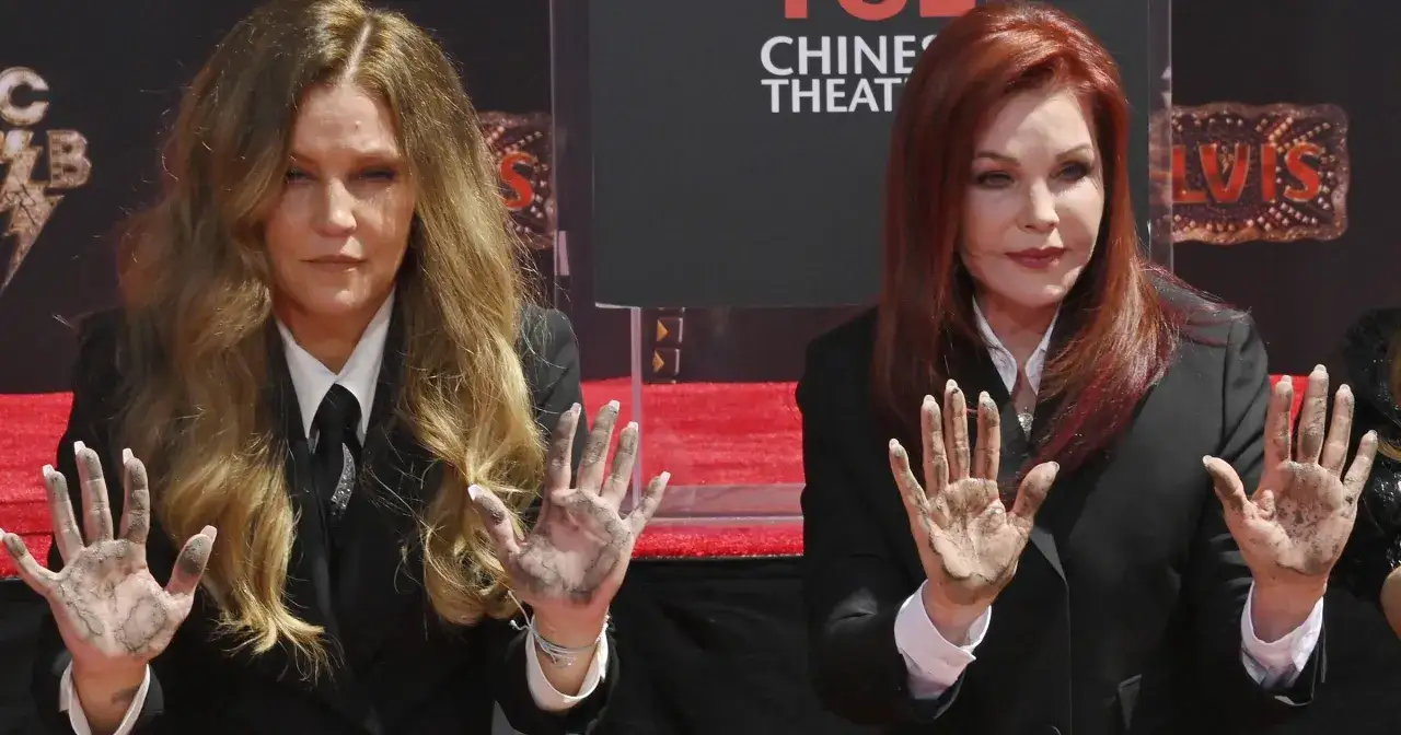 Lisa Marie Presley i Priscilla Presley, obie z odciskami dłoni w błocie, na czerwonym dywanie. Czy żona Elvisa Presleya żyje? Tak, Priscilla żyje.