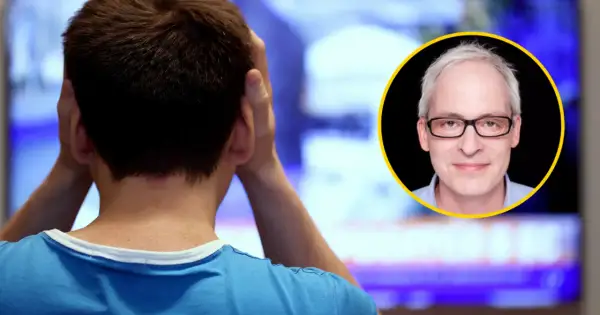 Chłopak zakrywa uszy, słysząc w telewizji, dlaczego znany polityk-celebryta wstydzi się swojego wiejskiego pochodzenia.