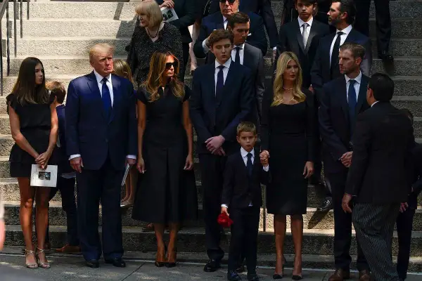 Donald Trump z rodziną, w tym jego obecna żona Melania i córka Ivanka, oraz inne kobiety, które były żonami Trumpa, w żałobnych strojach.