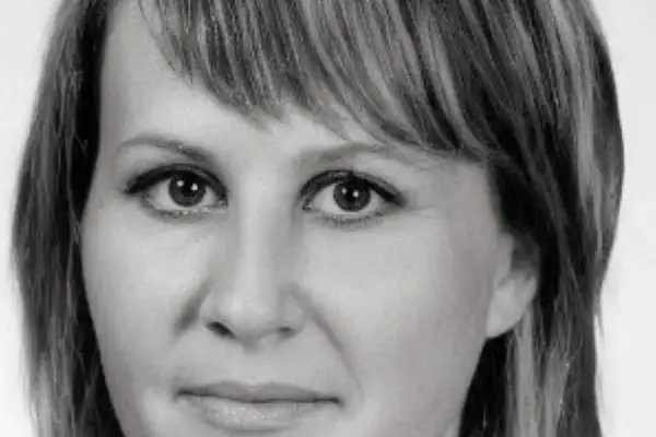 Portret kobiety w czerni i bieli, z widocznymi oczami i fragmentem twarzy.