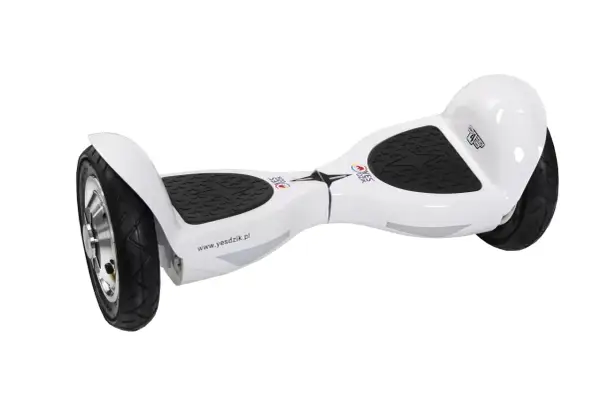 Biały hoverboard, taki jak te, jakie prezenty na komunię dostają dzieci najbogatszych influencerów.