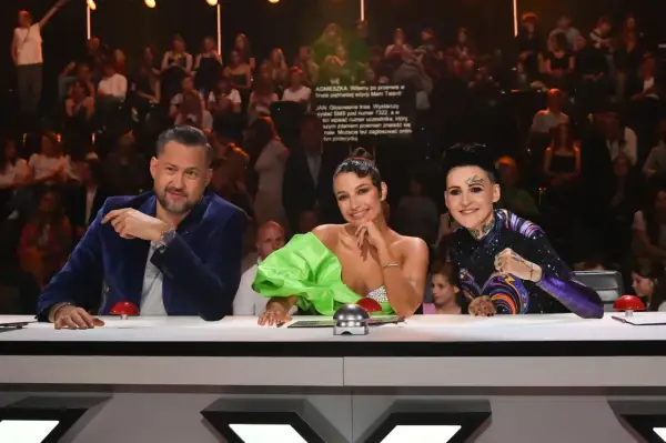 Trójka jurorów talent show siedzi przy stole. Czy to właśnie ich prywatne animozje sprawiają, że nie lubią się nawzajem?