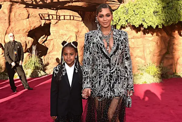 Beyoncé i Blue Ivy Carter na czerwonym dywanie, obie w błyszczących, czarno-białych strojach.