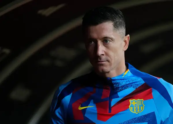 Robert Lewandowski w stroju FC Barcelony. Jego spojrzenie sugeruje, że odkrywa sekrety drzewa genealogicznego najpopularniejszego polskiego piłkarza.