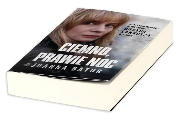 Okładka książki "Ciemno, prawie noc" Joanny Bator, która odkrywa mroczne sekrety przodków znanej pisarki kryminałów.